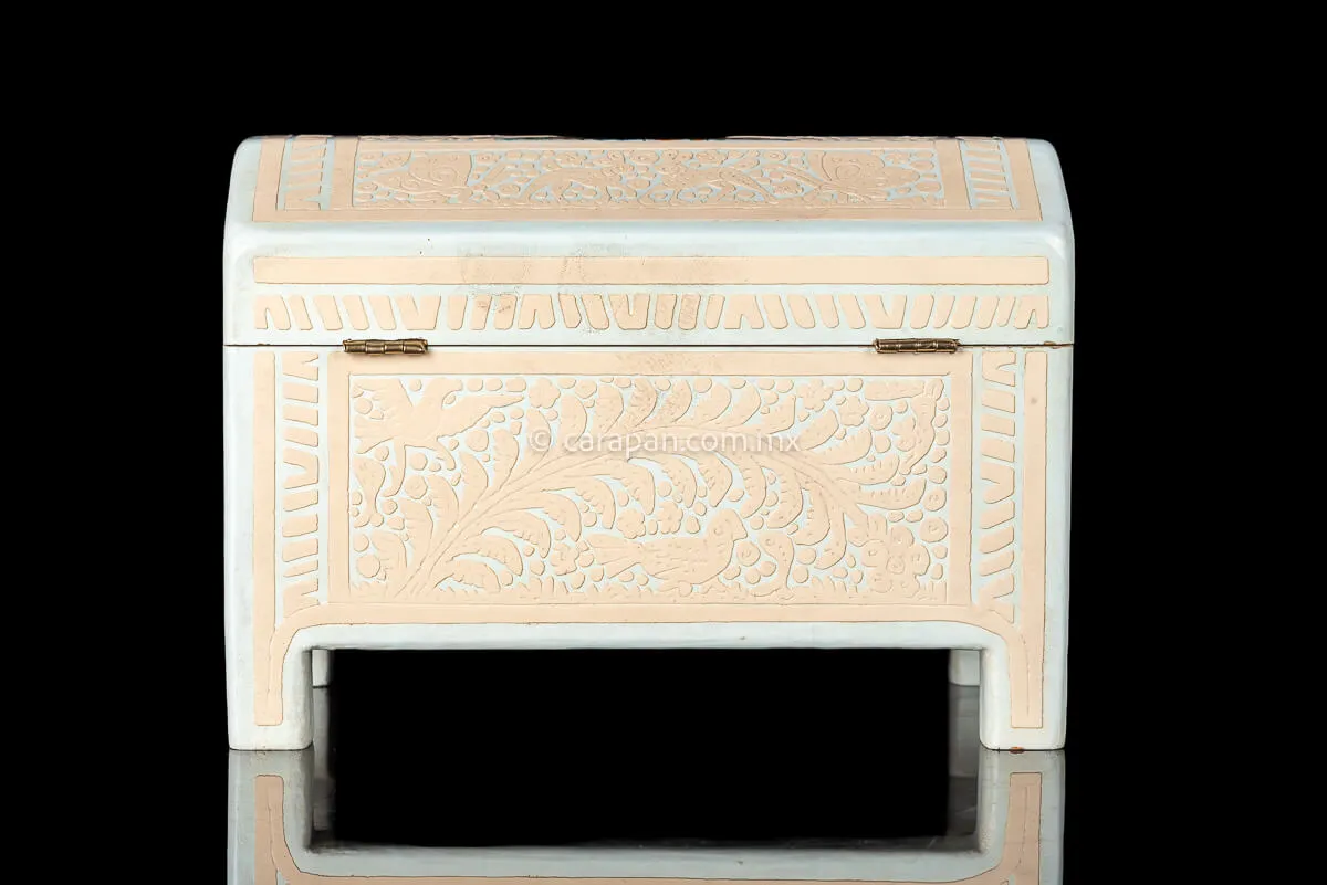 Beige & White Mexican Lacquered Wood Box