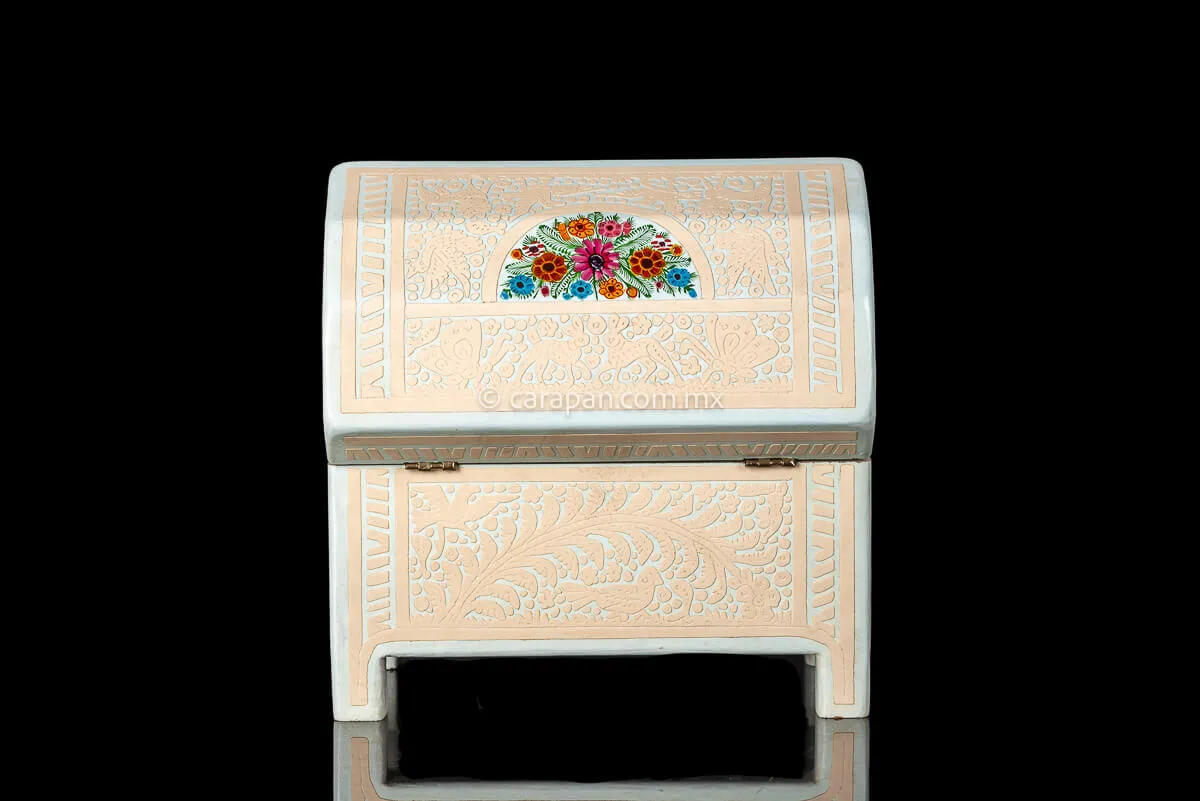 Beige & White Mexican Lacquered Wood Box