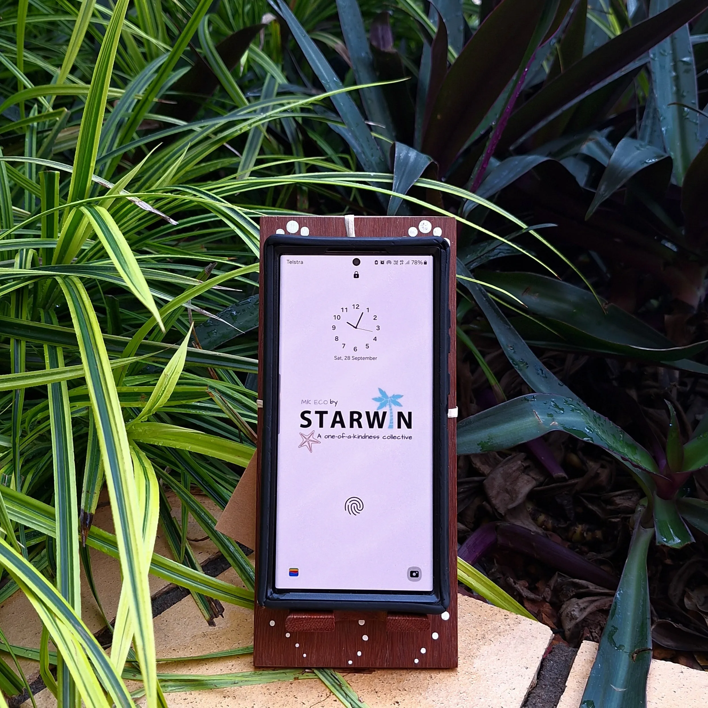 Manapan Phone Holder: Painted Flowers