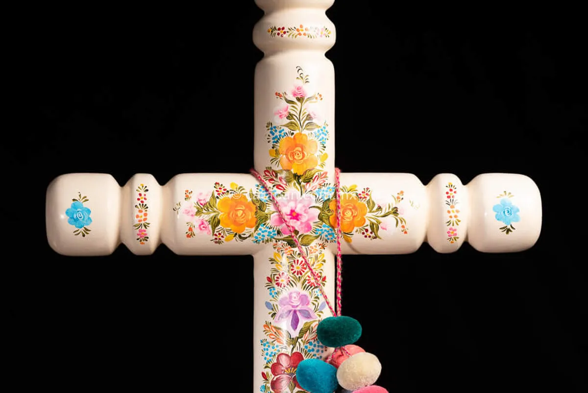 Mexican Lacquered Cross in beige with flowers.