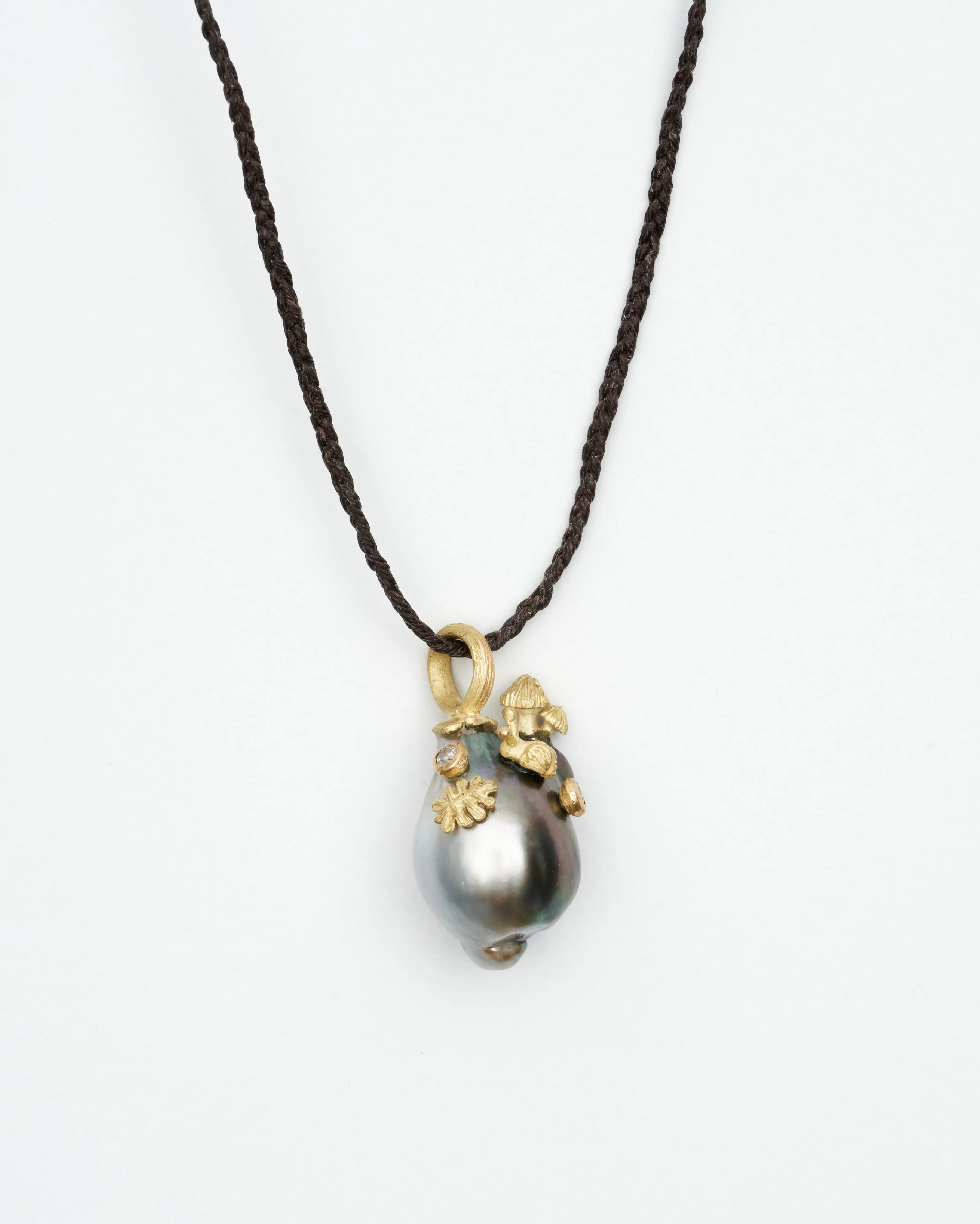 pendant tahitian pearl 18k with .10 ct. champagne diamonds