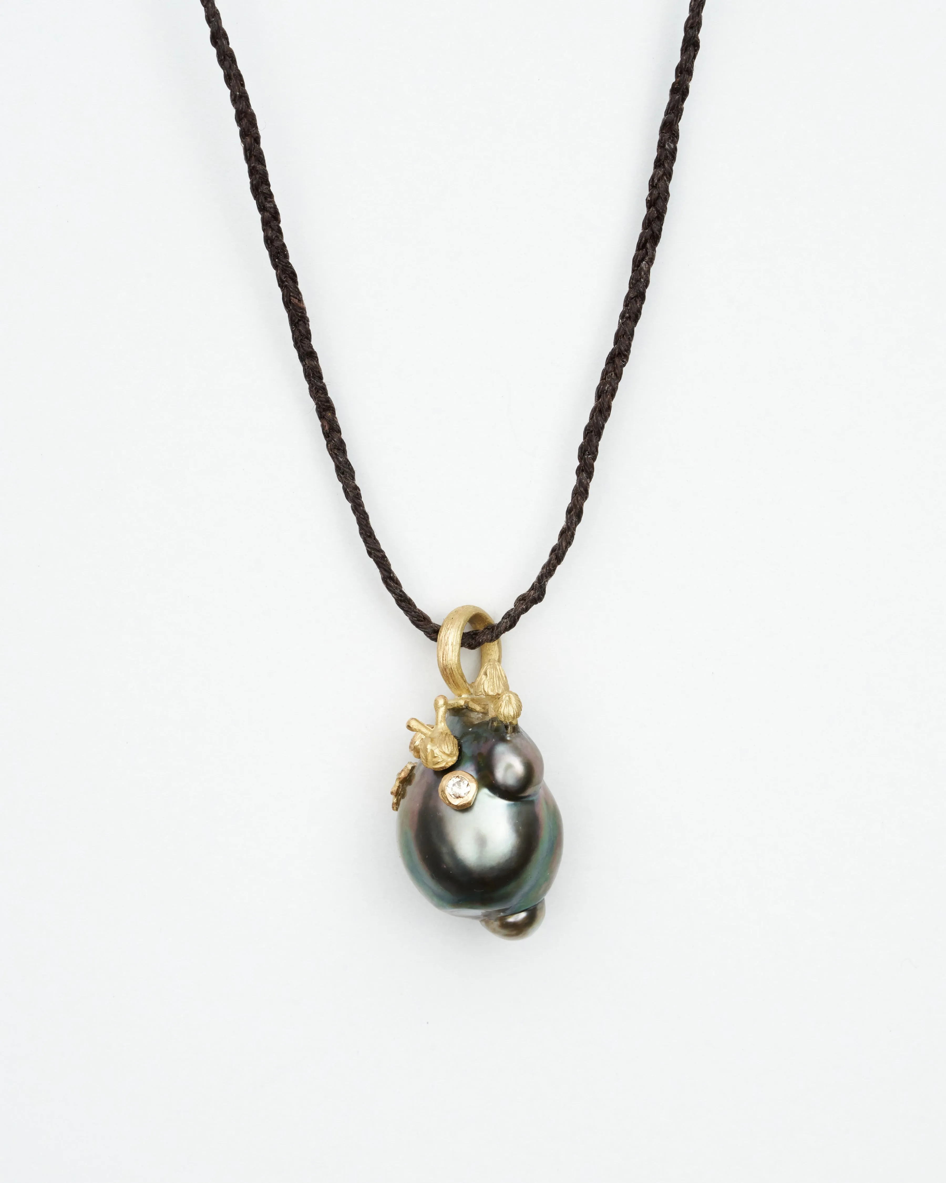 pendant tahitian pearl 18k with .10 ct. champagne diamonds